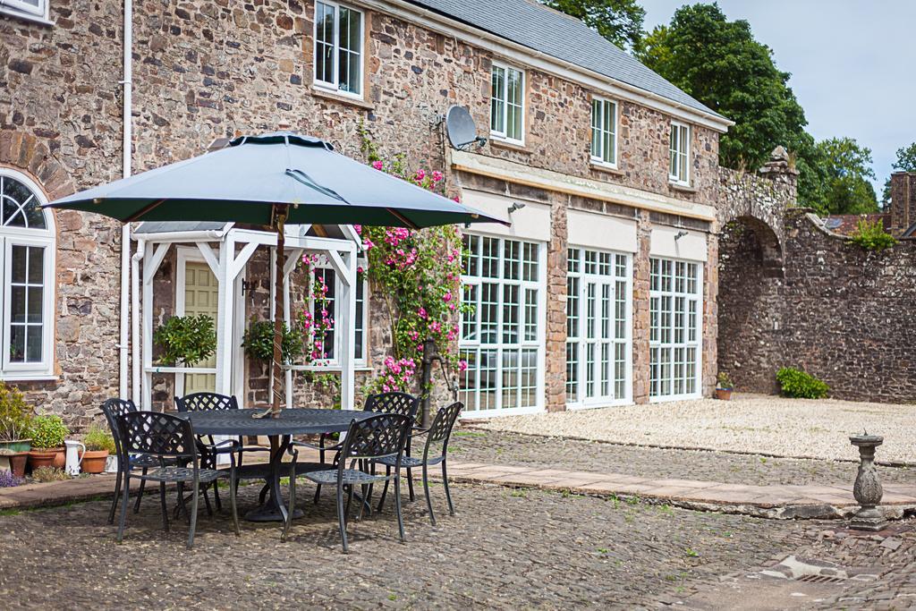 Stoodleigh Court Coach House Bed & Breakfast ทิเวอร์ตัน ภายนอก รูปภาพ