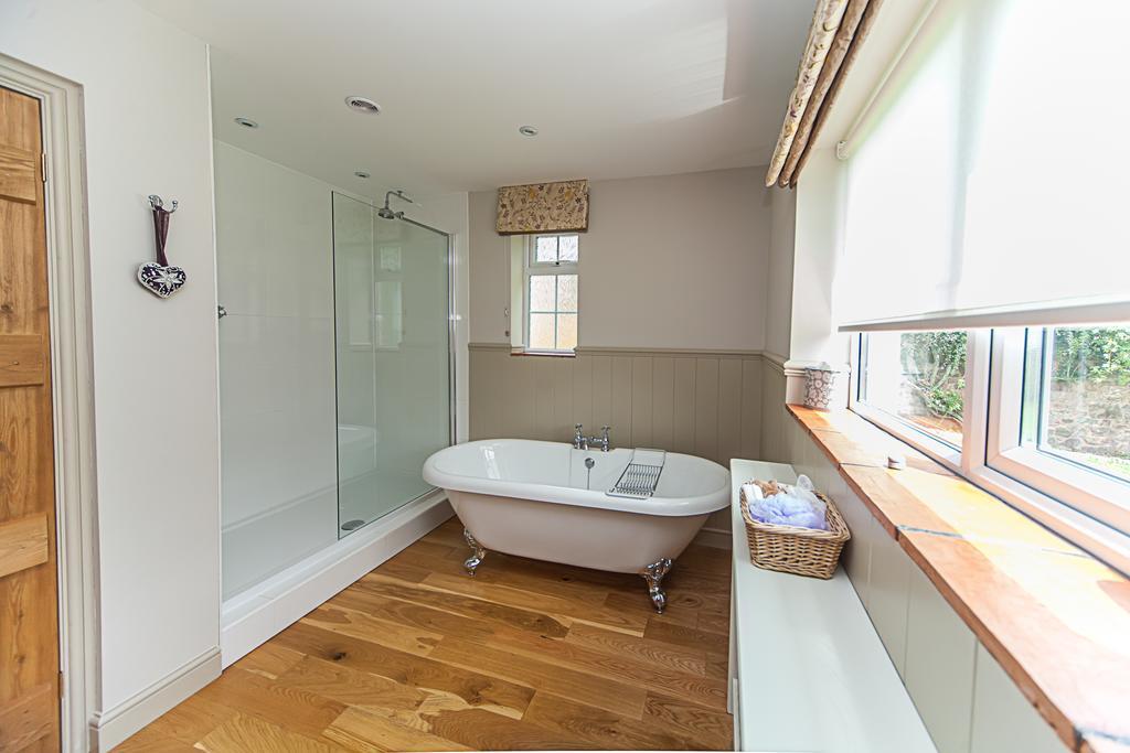 Stoodleigh Court Coach House Bed & Breakfast ทิเวอร์ตัน ภายนอก รูปภาพ